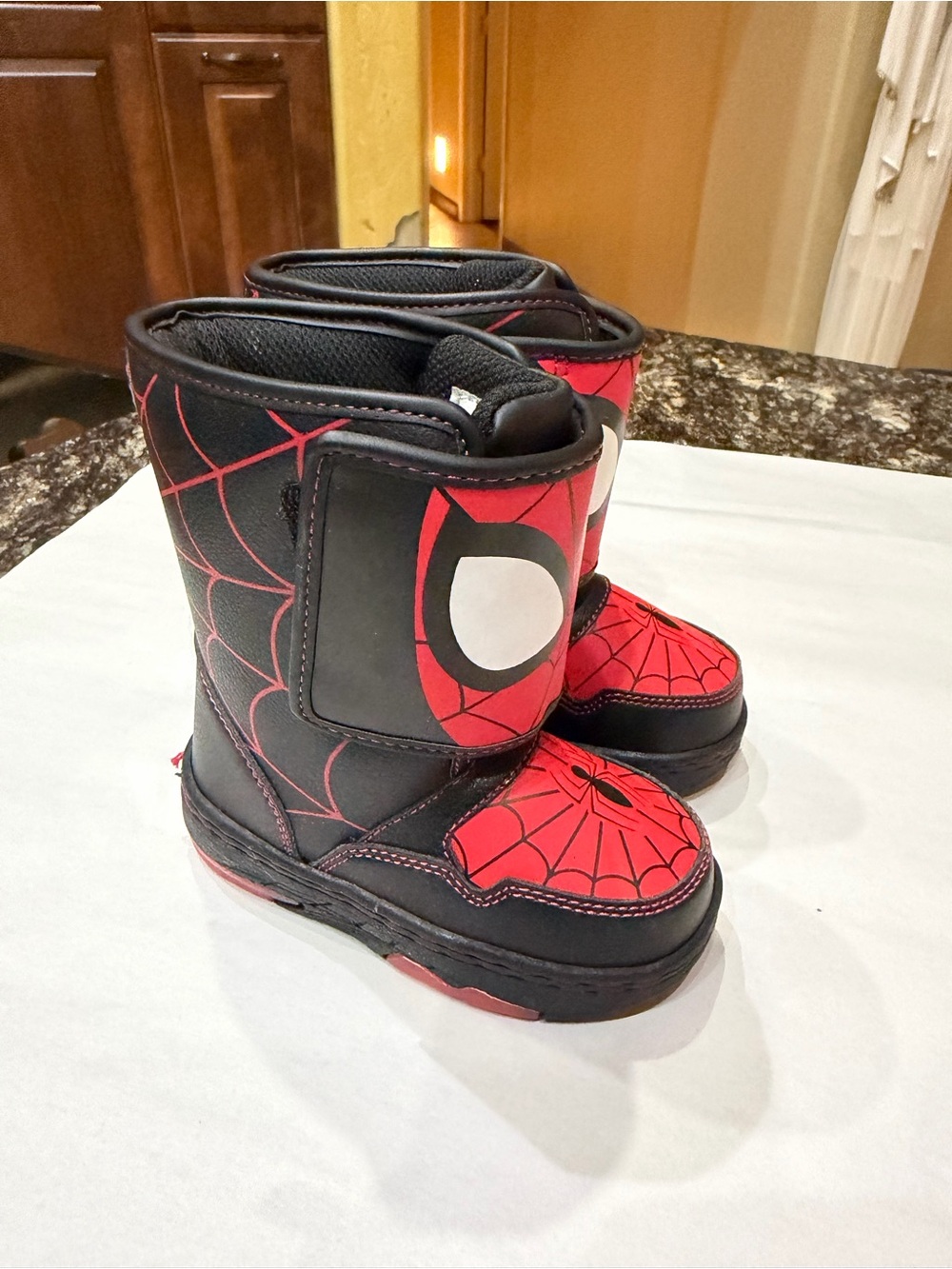 NWT Marvel Spider-Man Toddler Boys' Light-Up Winter Snow Boots Size 7